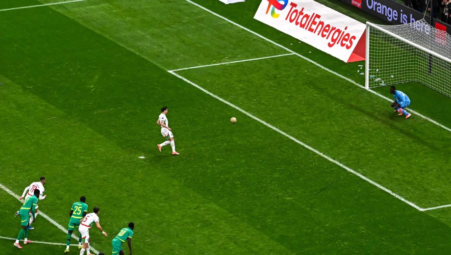 Brahim Díaz le picó el penal a Édouard Mendy, pero el arquero adivinó su intención y realizó una atajada histórica. (AFP)