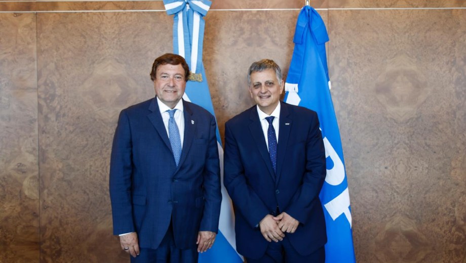 La firma del acuerdo entre el gobernador de Río Negro, Alberto Weretilneck y el presidente de YPF, Horacio Marín se formalizó en Capital Federal. Foto Gentileza.