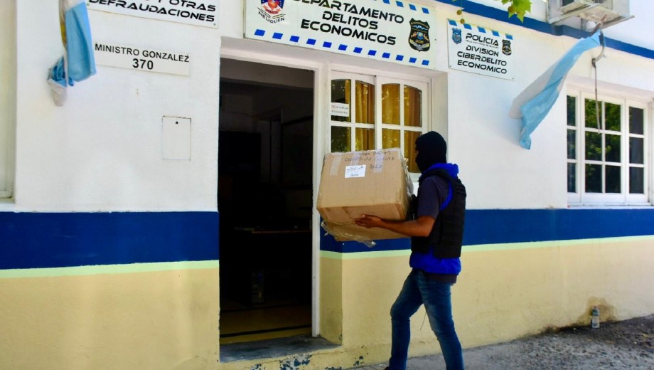 Los elementos secuestrados quedaron en depósito en Delitos Económicos de la Policía de Neuquén. (Foto: Matías Subat)