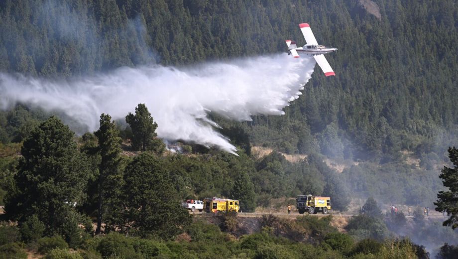 Un avión hidrante arrojó agua en la zona del incendio, en Bariloche. Foto: Chino Leiva