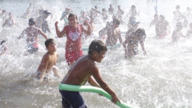 Verano 2026 en Neuquén | Juegos acuáticos, clases de natación y de bailes: horarios de las actividades gratuitas en los balnearios