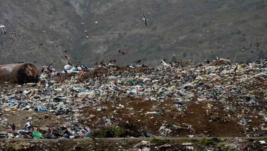 El basural a cielo abierto que depende del municipio de Bariloche es un problema que se agudiza con el paso de los años. (foto de archivo Alfredo Leiva)