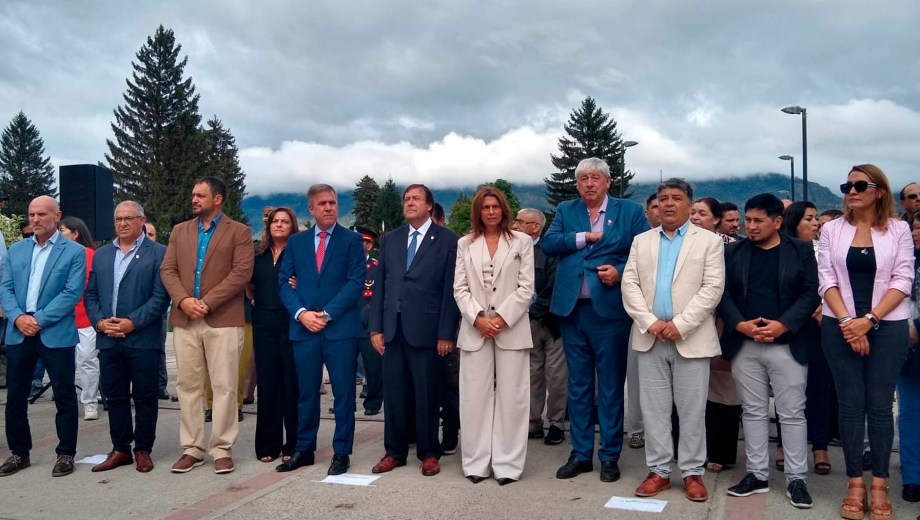 El intendente Bruno Pogliano junto al gobernador Alberto Weretilneck encabezaron el inicio de los actos oficiales por los 100 años de El Bolsón, en plaza Pagano. 