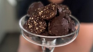 El antojo dulce viene de la mano de unas trufas rocher de dátiles y avellanas