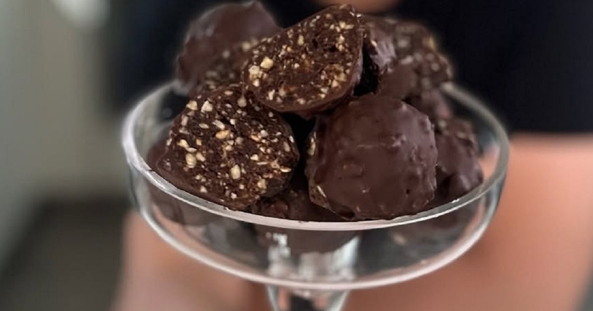 Trufas rocher de dátiles y avellanas para saciar esos antojos de algo dulce