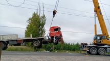 Imagen de Gran operativo para retirar el camión que volcó y generó caos en la Ruta 65 del Alto Valle: qué pasó con el conductor