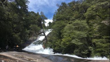 Quién era la turista de Buenos Aires que murió tras sufrir un golpe fatal en una cascada de Bariloche