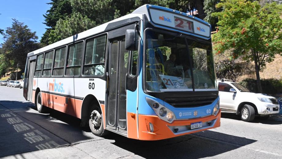 Los residentes de Bariloche pueden acceder a un descuento del 25% en la tarifa, con un simple trámite ante SUBE. El costo lo afronta el municipio. Archivo