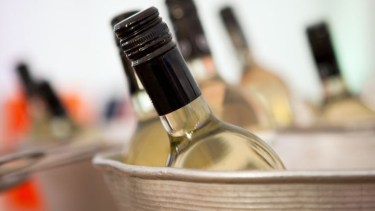 Cómo enfriar el vino en minutos: el truco infalible antes de recibir invitados