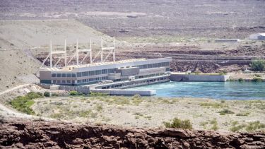 Cuenta regresiva para las represas del Comahue: vencen los pagos y el Gobierno espera dólares clave