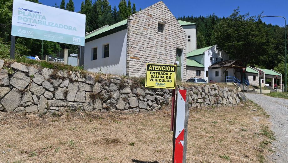 La planta ubicada en la avenida de los Pioneros es la que abastece a gran parte de la población de Bariloche. (foto Alfredo Leiva)