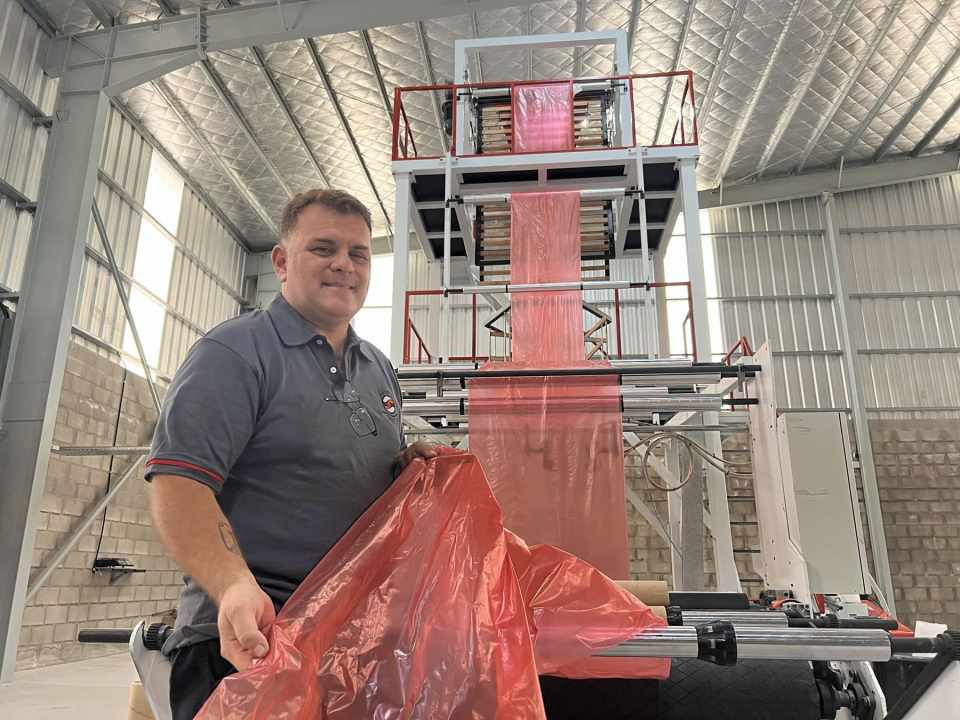 Diego Ramallo, junto a la extrusora en su planta de La Plata.
