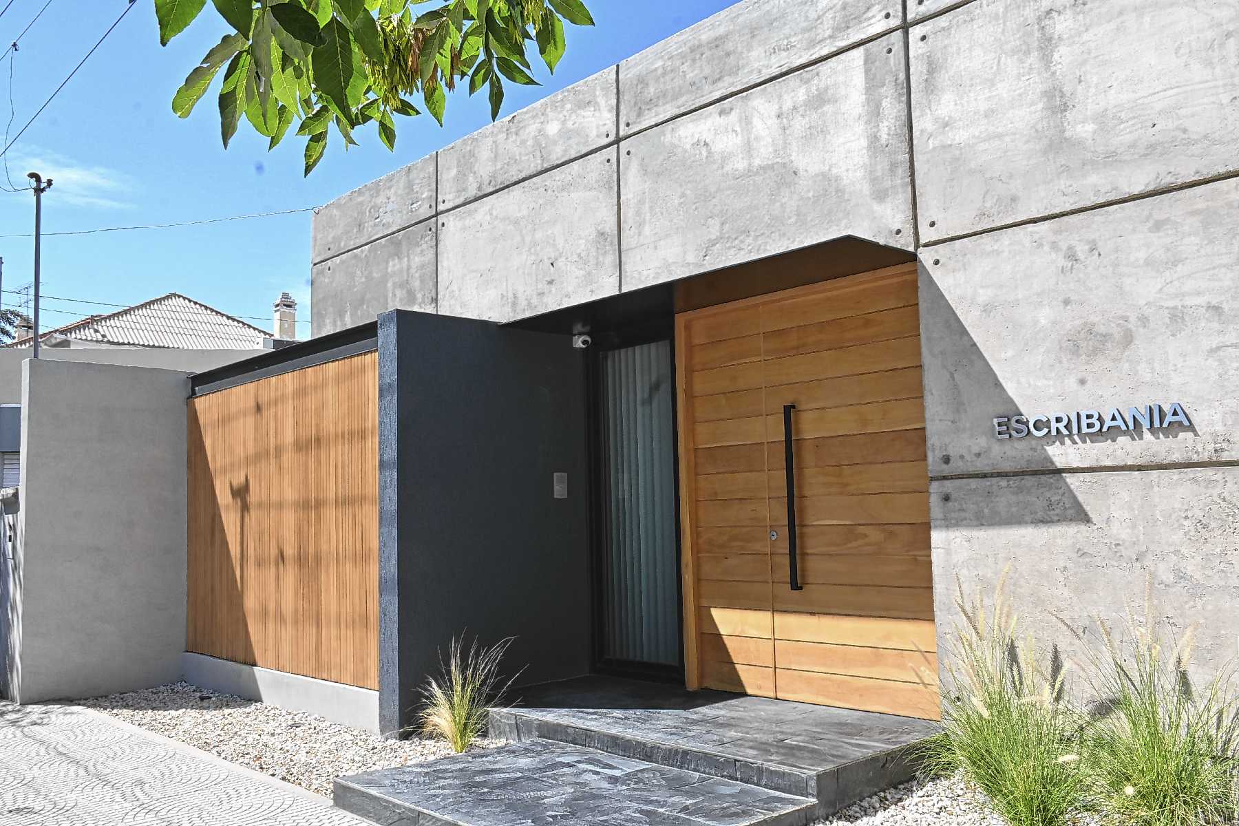 Hormigón, acero y madera: una nueva escribanía y una obra que sorprende en Roca