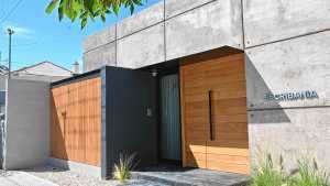 Hormigón, acero y madera: una nueva escribanía y una obra que sorprende en Roca