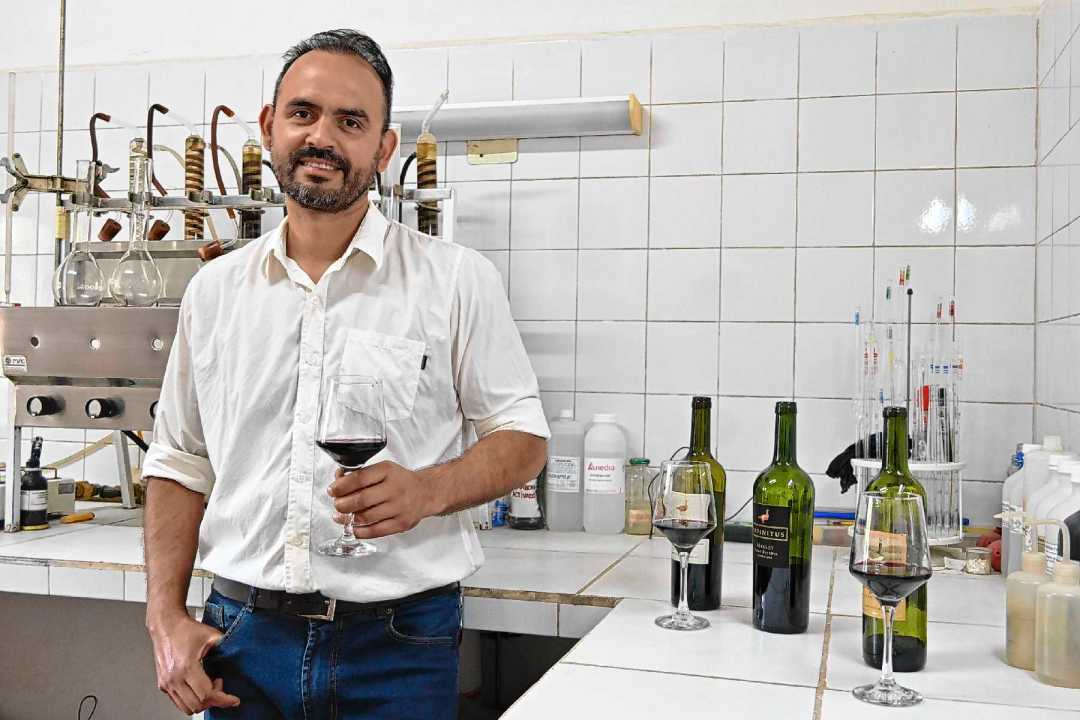 Enólogo nacido en Mendoza en el laboratorio de la bodega Infinitus, en General Roca, durante el proceso de elaboración de vinos patagónicos. Foto: Juan Thomes.