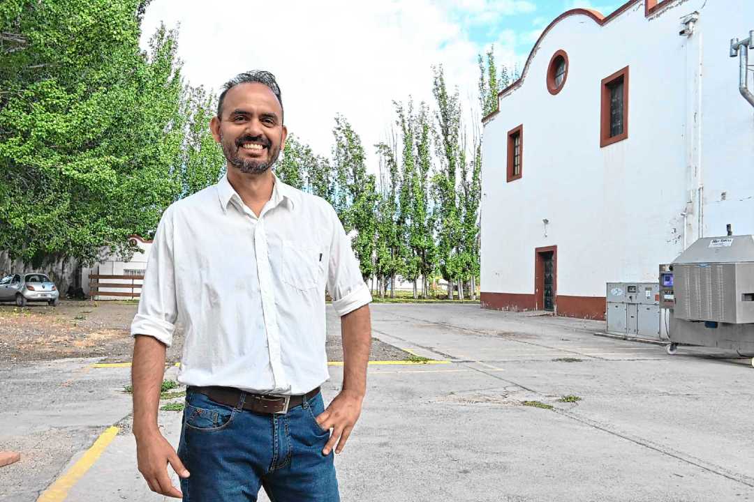 La bodega donde trabaja Mario Lascano funciona en un edificio centenario en General Roca. Foto: Juan Thomes.