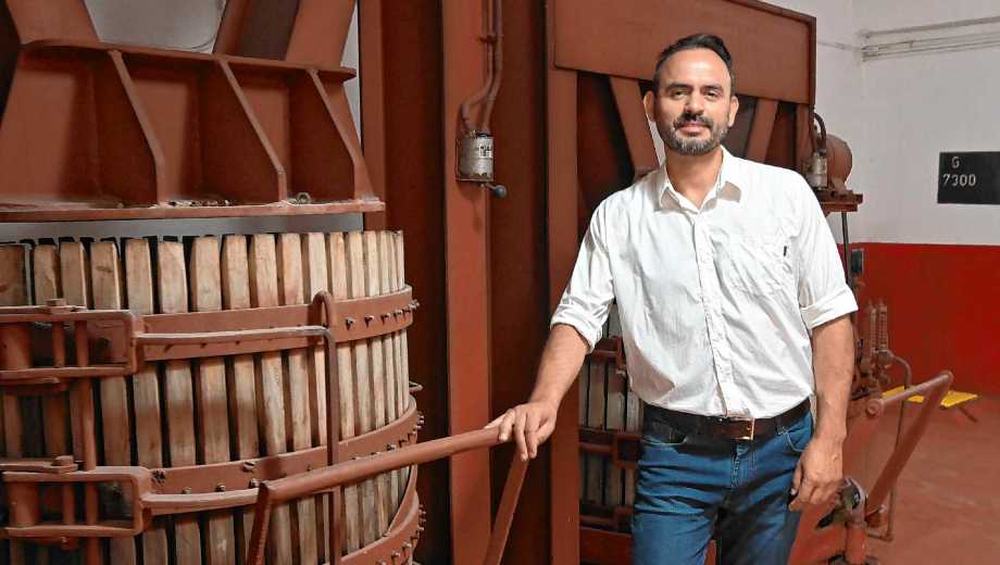 Desde Río Negro, el enólogo nacido en Mendoza que ayudó a construir un perfil vitivinícola propio para la Patagonia. Foto: Juan Thomes.