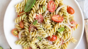 Ensalada de pasta fresca con aderezo picante, choclo, cherrys y almendras