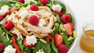 Ensalada de pollo y frutos rojos: la receta fresca que sorprende en 15 minutos