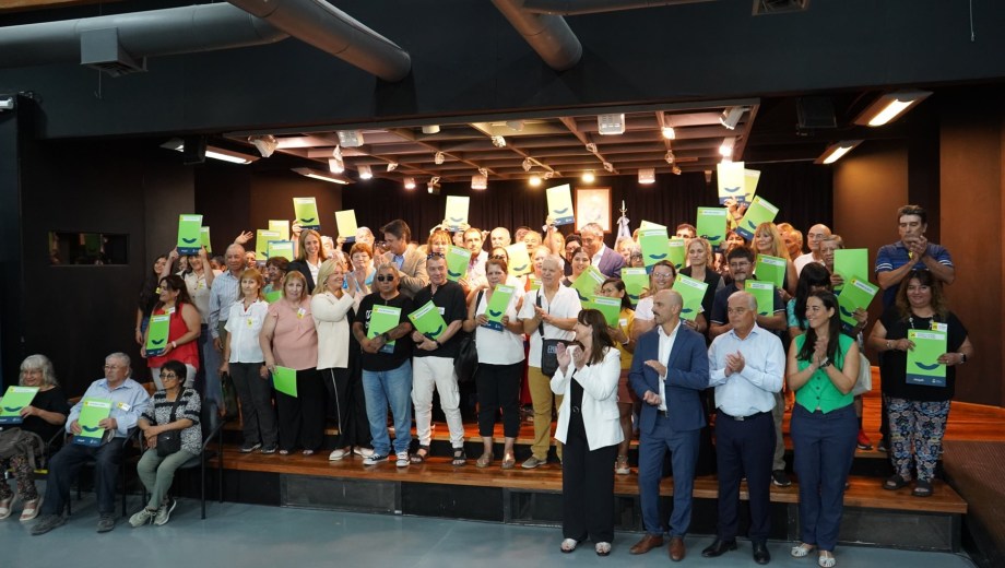 Entrega de 60 escrituras para propietarios de viviendas en Neuquén. Foto: gentileza.