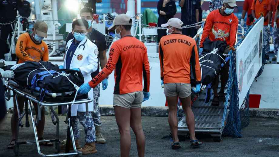 Rescatistas y vecinos colaboran en las tareas frente a la costa de Basilán, en el sur de Filipinas. Foto (REUTERS/Eloisa López)