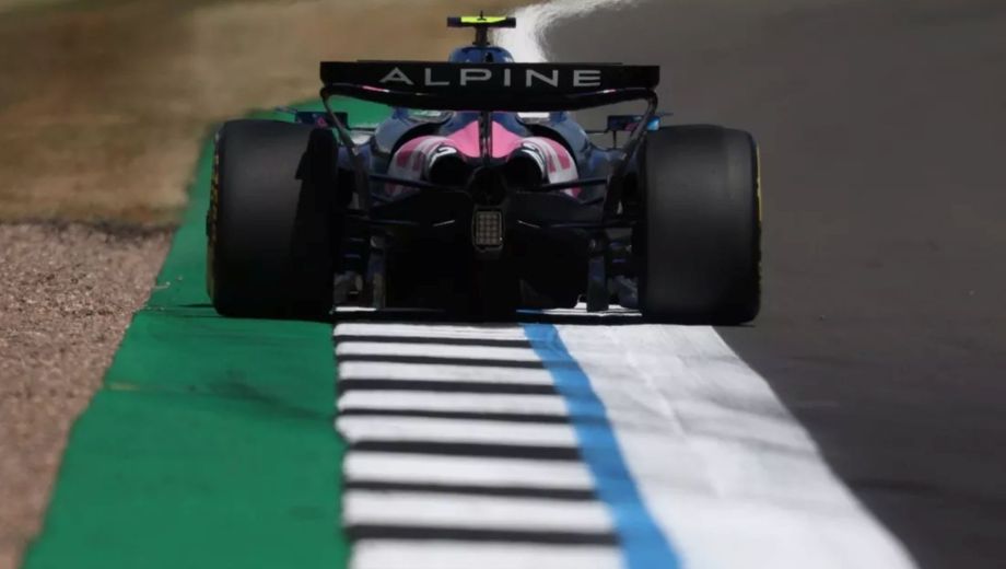 El argentino puso primera, en una práctica que no estaba en los planes del año. Usó el nuevo auto, con la decoración del 2025. (Alpine)