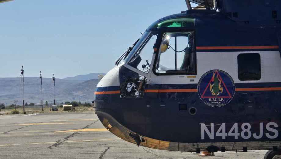 El helicóptero de alta capacidad de Río Negro fue desplegado en la zona de Lago Rivadavia para tareas de combate aéreo y apoyo logístico. Foto: Gobierno de Río Negro.