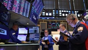 Fuerte corrección en Wall Street: las acciones argentinas cayeron hasta un 6%, pero el Riesgo País siguió a la baja