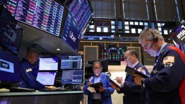 Fuerte corrección en Wall Street: las acciones argentinas cayeron hasta un 6%, pero el Riesgo País siguió a la baja