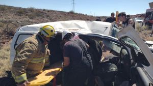 Fuerte vuelco sobre Ruta 237, a la altura de El Chocón: dos personas fueron hospitalizadas este domingo