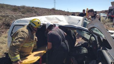 Fuerte vuelco sobre Ruta 237, a la altura de El Chocón: dos personas fueron hospitalizadas este domingo