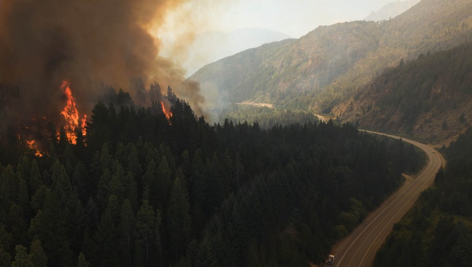 El incendio ya destruyó once viviendas y amenaza zonas de bosque nativo en la comarca andina. (AP Photo/Maxi Jonas)