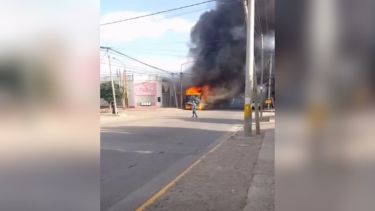 Video | Gran operativo en Plottier: un colectivo municipal se prendió fuego y tuvieron que evacuar a los pasajeros