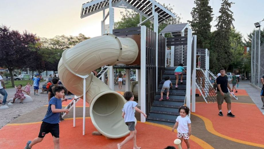 Los trabajos se realizan en forma simultánea en diferentes sectores. (Foto: gentileza Municipalidad Cipolletti).