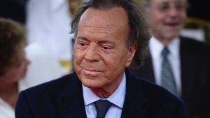 Fuerte relato y denuncias: el testimonio que complica a Julio Iglesias