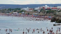 Imagen de Caminatas al atardecer, playas activas y precios: el verano suma movimiento en Las Grutas