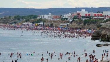 Caminatas al atardecer, playas activas y precios: el verano suma movimiento en Las Grutas