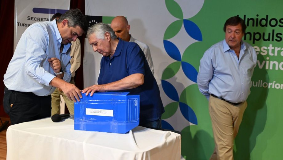 El ministro de Salud, Demetrio Thalasselis, y el intendente de Dina Huapi, Hugo Cobarrubia, abren los sobres de licitación del hospital de la ciudad. Foto: Chino Leiva