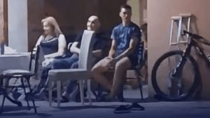 Lionel Scaloni, un vecino más: el video del DT en la vereda de su casa en Pujato para recibir el Año Nuevo