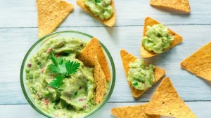 Tentate con estos nachos caseros con guacamole y salsa cheddar