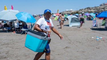 Cuánto cuesta comer los clásicos de playa en Las Grutas: choclos, churros, helados y panchos