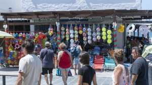 Cuánto cuesta pasar un día completo en la playa de Las Grutas: sombra, reposeras, comida, actividades y estacionamiento