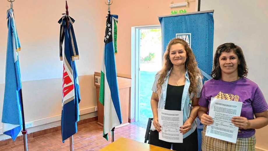 La firma del convenio entre INTA y la UNCo. Foto: gentileza UNCo. 