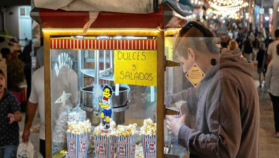 Cuando sale el sol, la playa se activa y también las ventas. Foto: Luciano Cutrera.