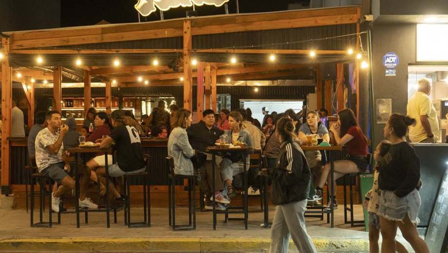 La oferta gastronómica del balneario se adapta al pulso del verano. Foto:  Luciano Cutrera.