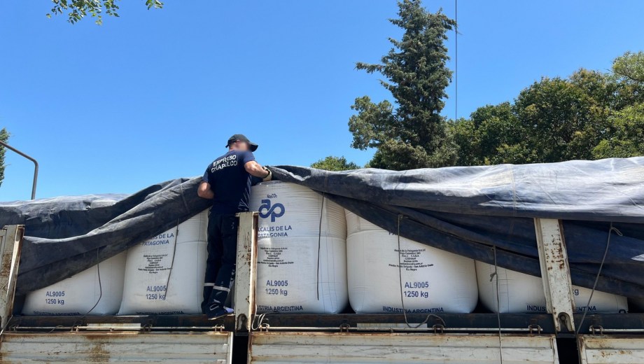 Frenaron 27 toneladas de un químico trasladado de forma ilegal que salió de Río Negro. Foto Gendarmería Nacional.