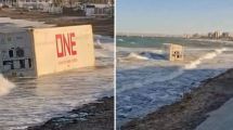 Imagen de Video | Misterio en Chubut: apareció un contenedor flotando frente a la costa de Puerto Madryn, ¿de dónde salió?