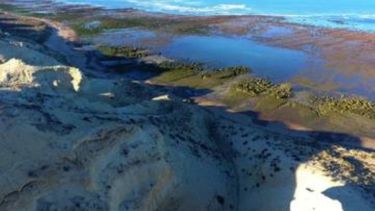 Murió un hombre ahogado tras ser arrastrado por el mar en Chubut: nadaba en una zona no habilitada
