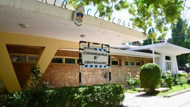 Intento de robo a una casa terminó con dos detenidos en Centenario: entraron por la ventana y los atraparon