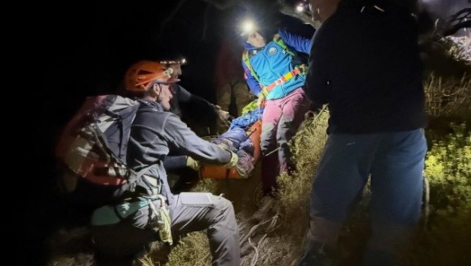 Operativo en Laguna la Kika, de San Martín de los Andes. Foto: Gentileza @comisiondeauxilio_sma
